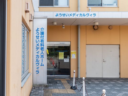 明るい建物のエントランス