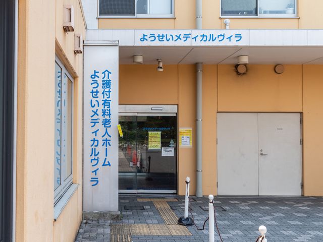 明るい建物のエントランス 外観 清潔感溢れるエントランスから、快適な日々がスタートします。