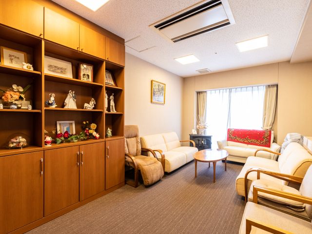 快適な居室の様子 居室 温かみのある家具と陽光が差し込むリラックスできる空間です。