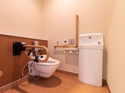 安全な手すり付きトイレ