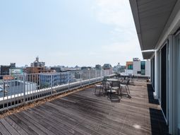 屋上テラスの青空背景