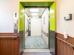 緑色の扉のエレベーター前