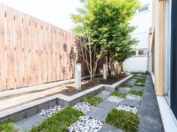 緑あふれるモダン庭園