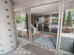 エントランス広々として清潔感あり