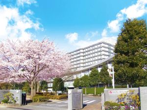 桜花満開の施設外観