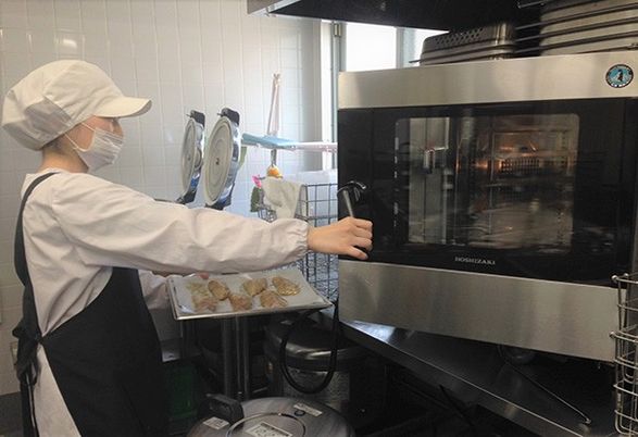 ピザ加熱中の厨房