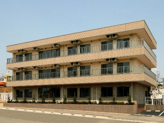 三階建ての建物外観