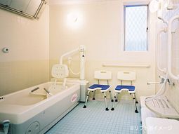 清潔なバリアフリー浴室