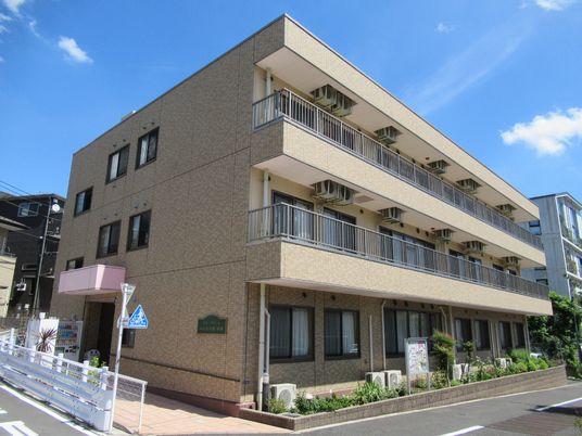 暖かみのある施設外観