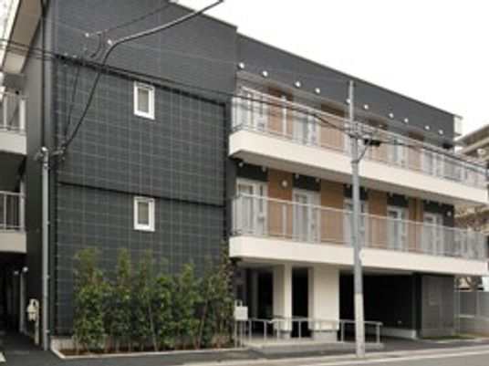 3階建ての建物外観  