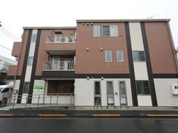 清潔感のある赤茶色の建物