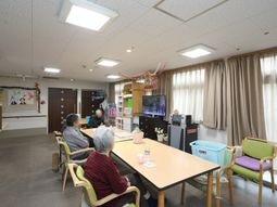 共有スペースで一息つく人々