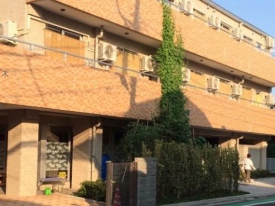 入口付近の建物外観
