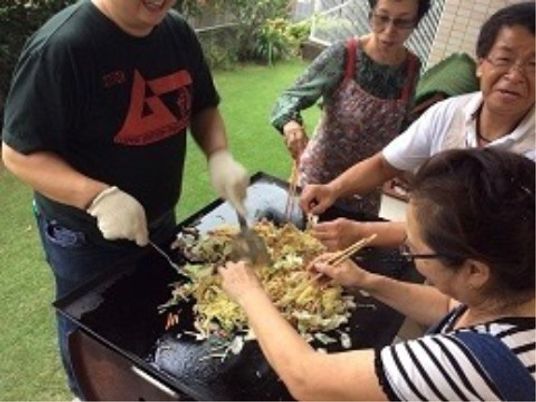 共同で料理をする人々