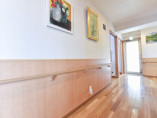 廊下の壁に絵画