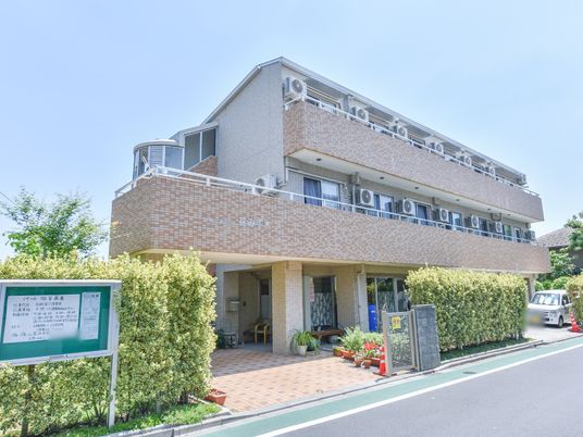 明るい外見の建物