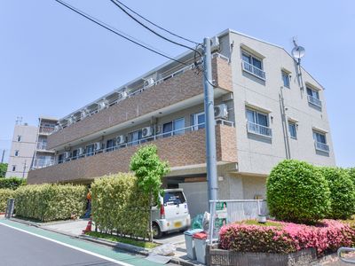 日差しが差し込む建物外観