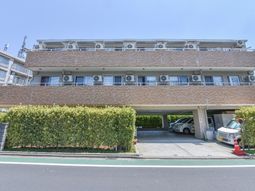 レンガ色の明るい外観