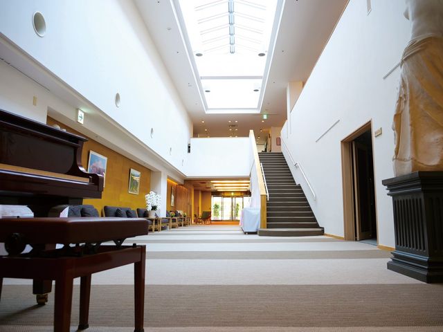 エントランスの応接エリア ホール 開放的なエントランスでは、ゆったりとしたソファが配置され、落ち着いた雰囲気で来訪者をお迎えします。
