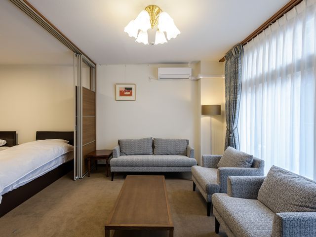 洋室の居心地の良い居室 居室 落ち着いた色合いの居室で、ゆったりとしたリビングスペースがあります。自分の時間を大切にできる環境が整っています。