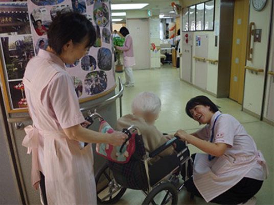 廊下でのスタッフと利用者