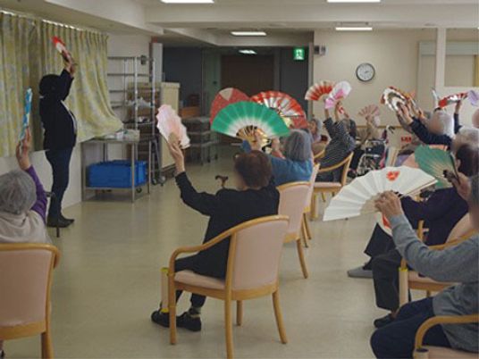 扇子を持つ人々の活動