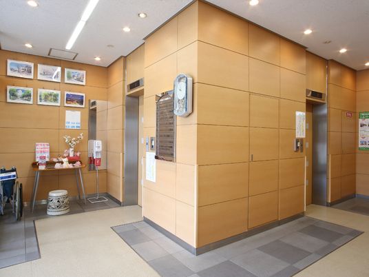 エレベーター前のエントランス