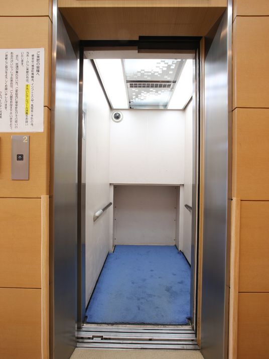 広い木目調のエレベーター