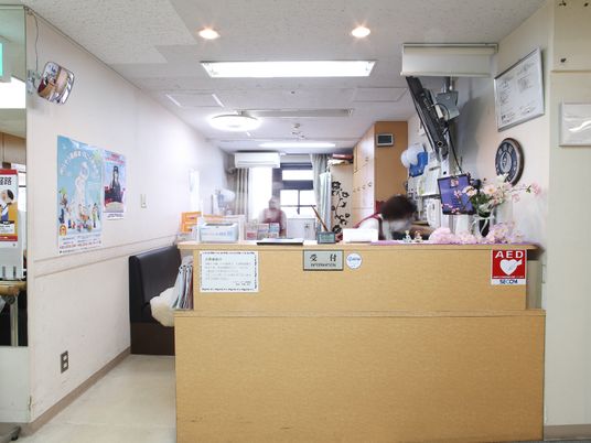 受付カウンターとAED設置