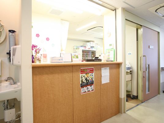 明るい受付カウンター