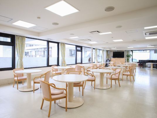 広々とした明るい共用スペース