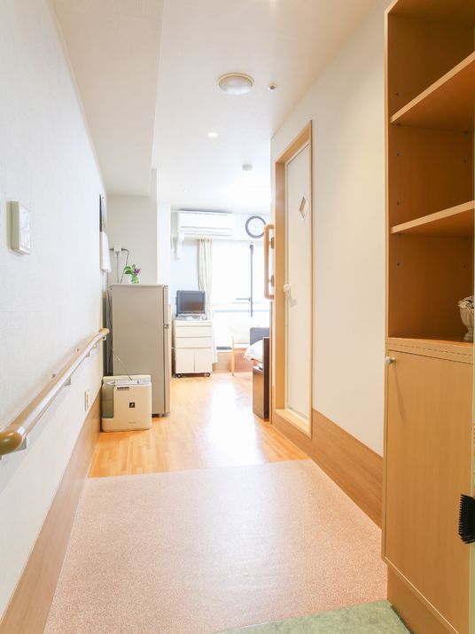 明るい廊下と入口の居室