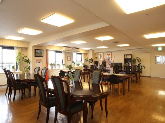 光り輝く広々ダイニング