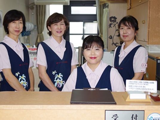 フロントで笑顔のスタッフ