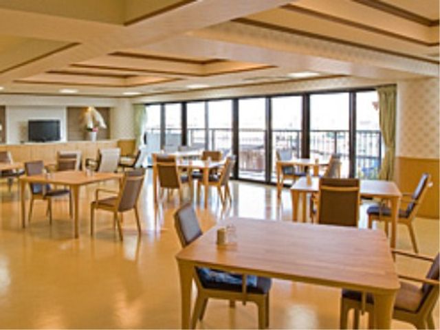 ゆとりのある共有ダイニング リビング ゆったりとしたダイニングルームでの食事や交流は、日々の暮らしに温もりをもたらします。窓から自然光が入る開放的な空間です。