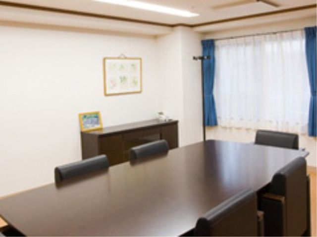会議室の清潔な空間 談話室 ゆったりとした会議室です。ここでの研修や会議は、落ち着いた環境で行えます。