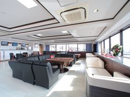 明るく広々としたラウンジ