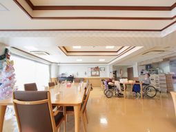 明るい食堂の様子