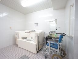 清潔なバリアフリー浴室