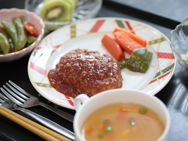 バランスの取れた食事内容 食事  色鮮やかなお食事は、栄養バランスを考えて提供されており、ご利用者の健康をサポートします。