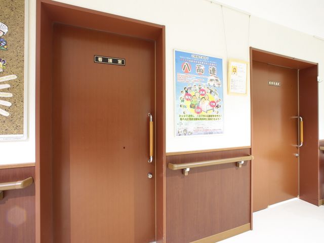 廊下の掲示板と扉 看護室 ゆったりとした廊下には情報掲示板があり、利用者様の日々の生活に役立つ情報を提供しています。