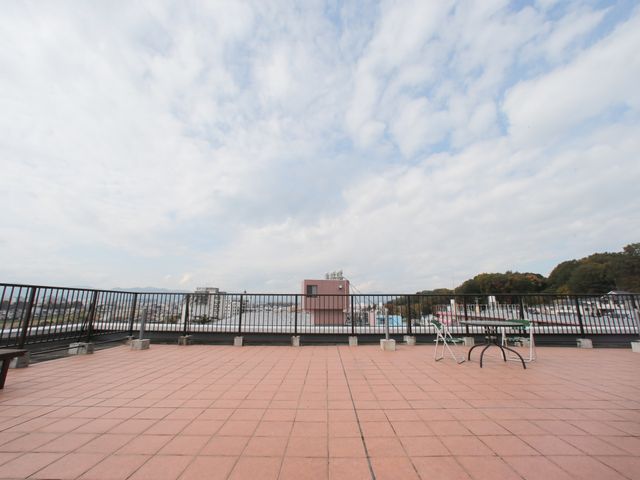広々とした屋上テラス 屋上 開放的なテラスからは、広い空と自然を感じながら休息がとれます。日常の喧騒を離れ、穏やかな時間をお過ごしいただけます。
