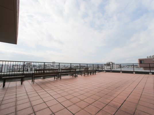 開放的な屋上テラス 