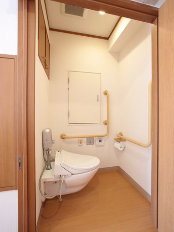 バリアフリートイレ設備 トイレ  手すりや広々としたスペースが確保された清潔感のあるトイレです。快適な利用ができる環境が整っています。