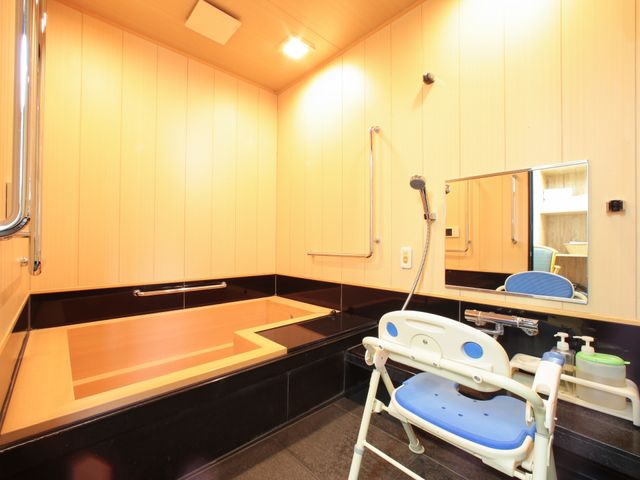 バリアフリー設計の浴室 浴室  手すりや座浴椅子が整った安全設計の浴室です。清潔感ある空間は、快適なケアを支援します。
