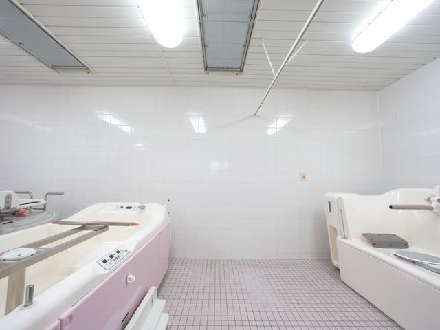 清潔な浴室設備 浴室  ケアを受ける方の安全と快適を考えた浴室です。安心してご利用いただけるよう細部にも配慮がされています。
