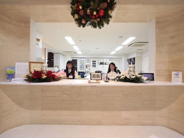 フロントのクリスマスデコレーション 受付  季節感のあふれる装飾が施された受付エリアです。スタッフが丁寧に対応しており、訪れる人を温かく迎えます。