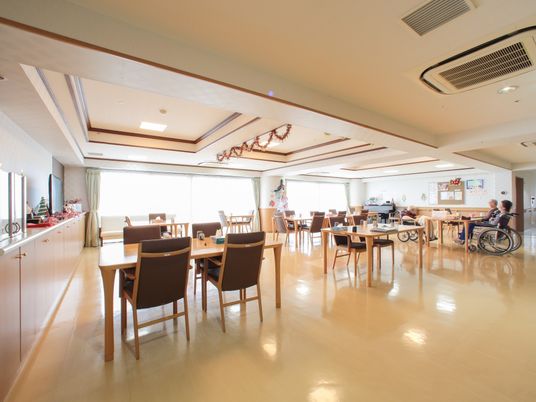  明るい快適な食堂  