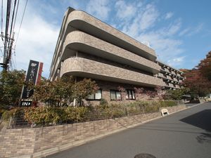  多階層のモダンな外観  