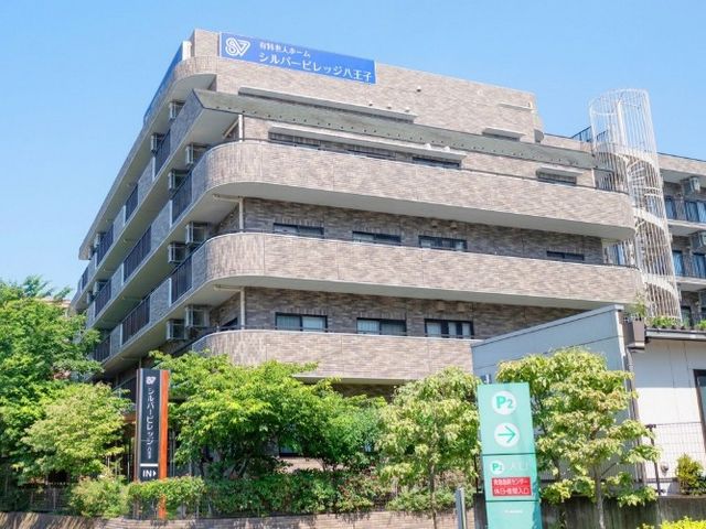 建物の外観 外観   緑に囲まれた落ち着いた外観で、バルコニーのある建物です。青空の下、明るい雰囲気が感じられます。